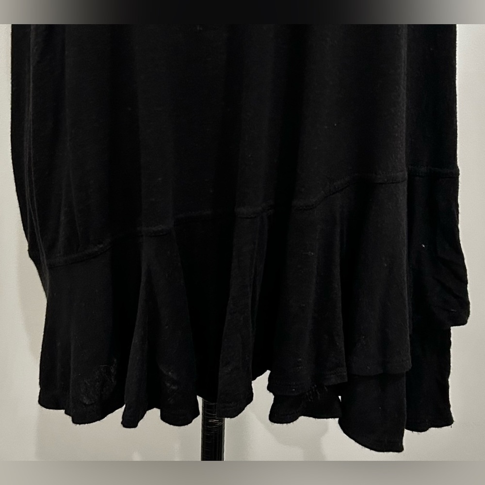 Time & Tru Ruffled Bottom Top - Picture 2 of 4